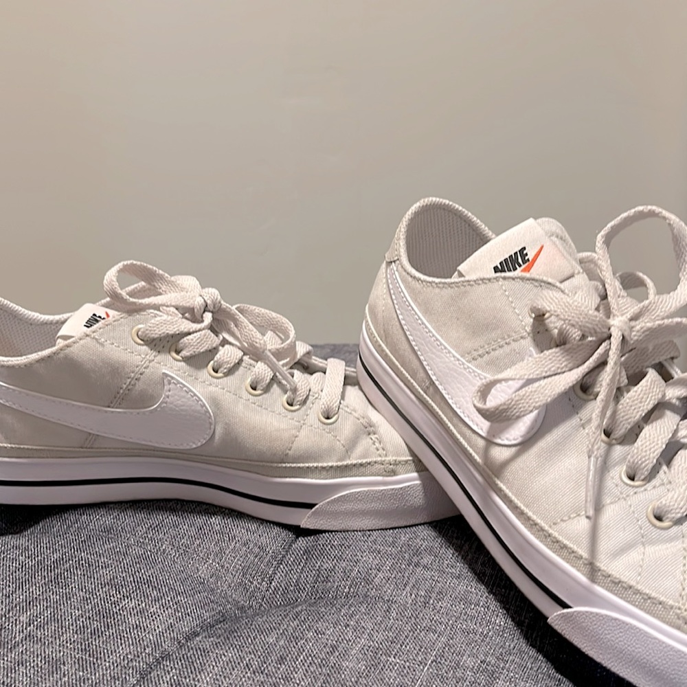 Nike size 7.5 sneaker comfort fit - Picture 1 of 3